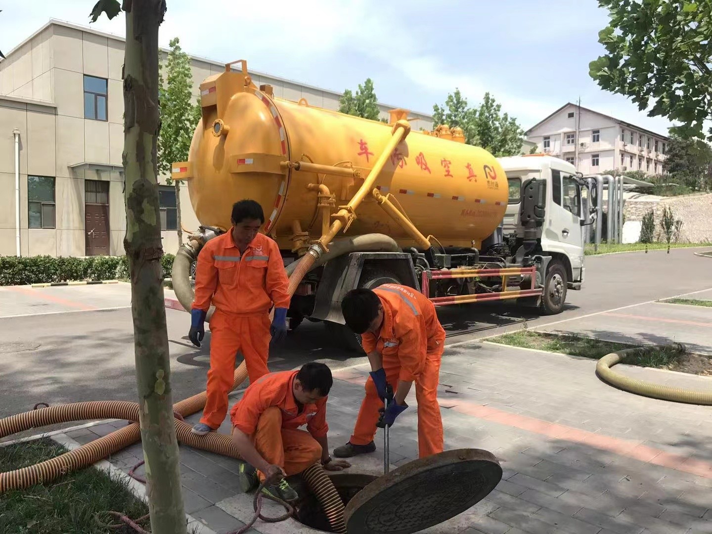 桥西管道疏通车停在窨井附近